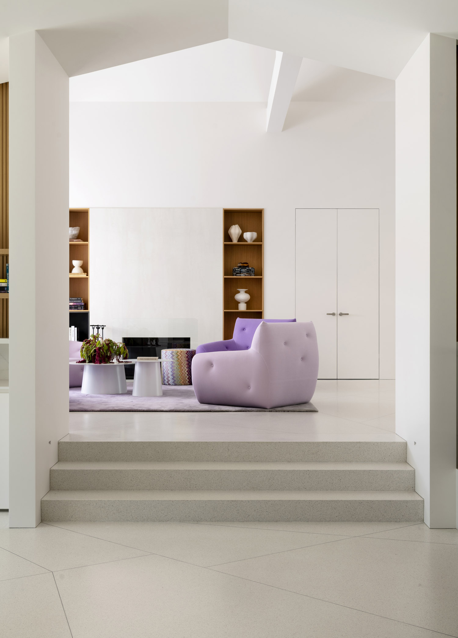 modern design living room steps leading to center arched ceiling - Interior design photography by Philippe Newman