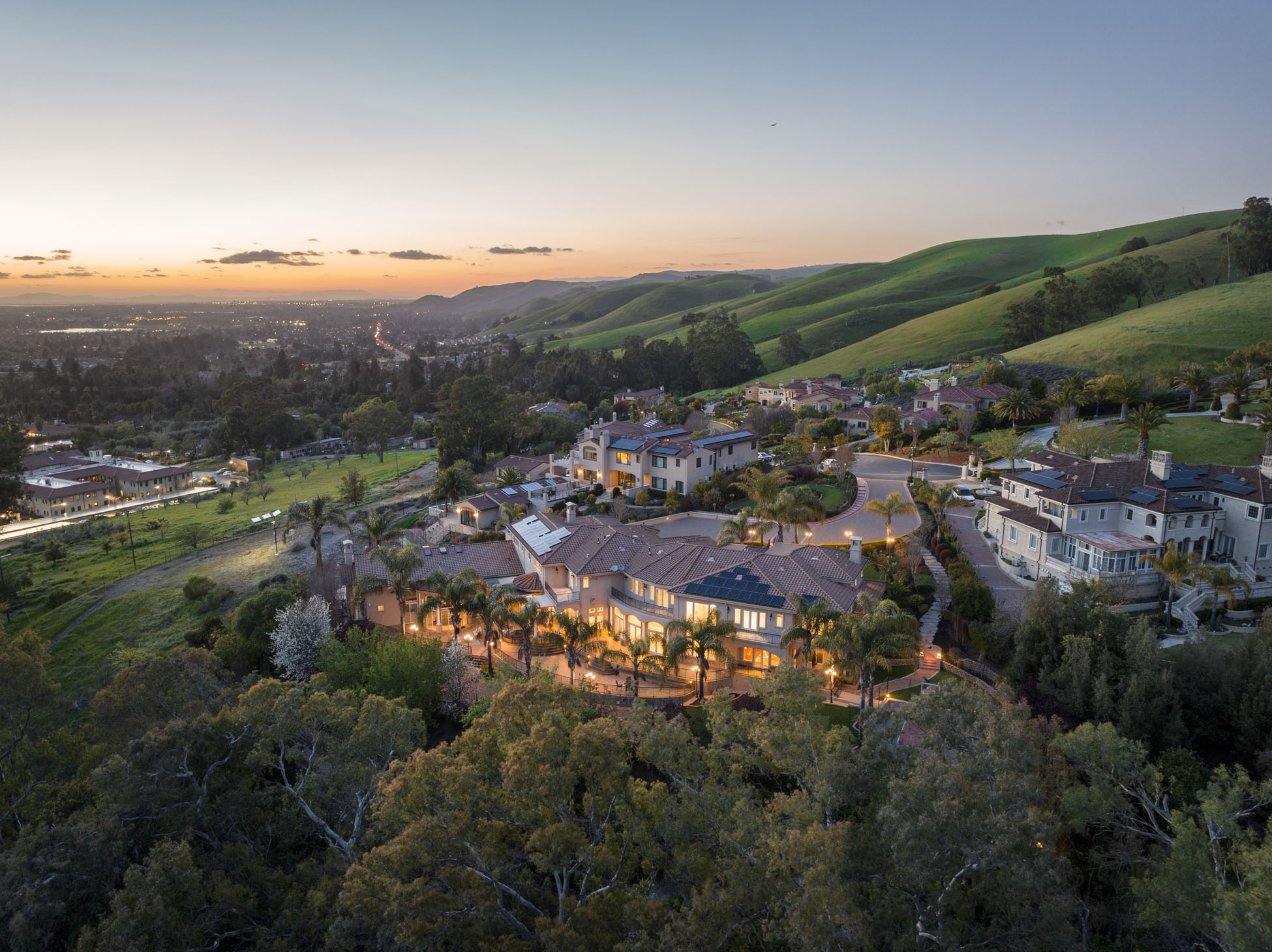 Sonoma estate swimming pool and gardens at sunset - Twilight Photography - Philippe Newman Architecture Photography
