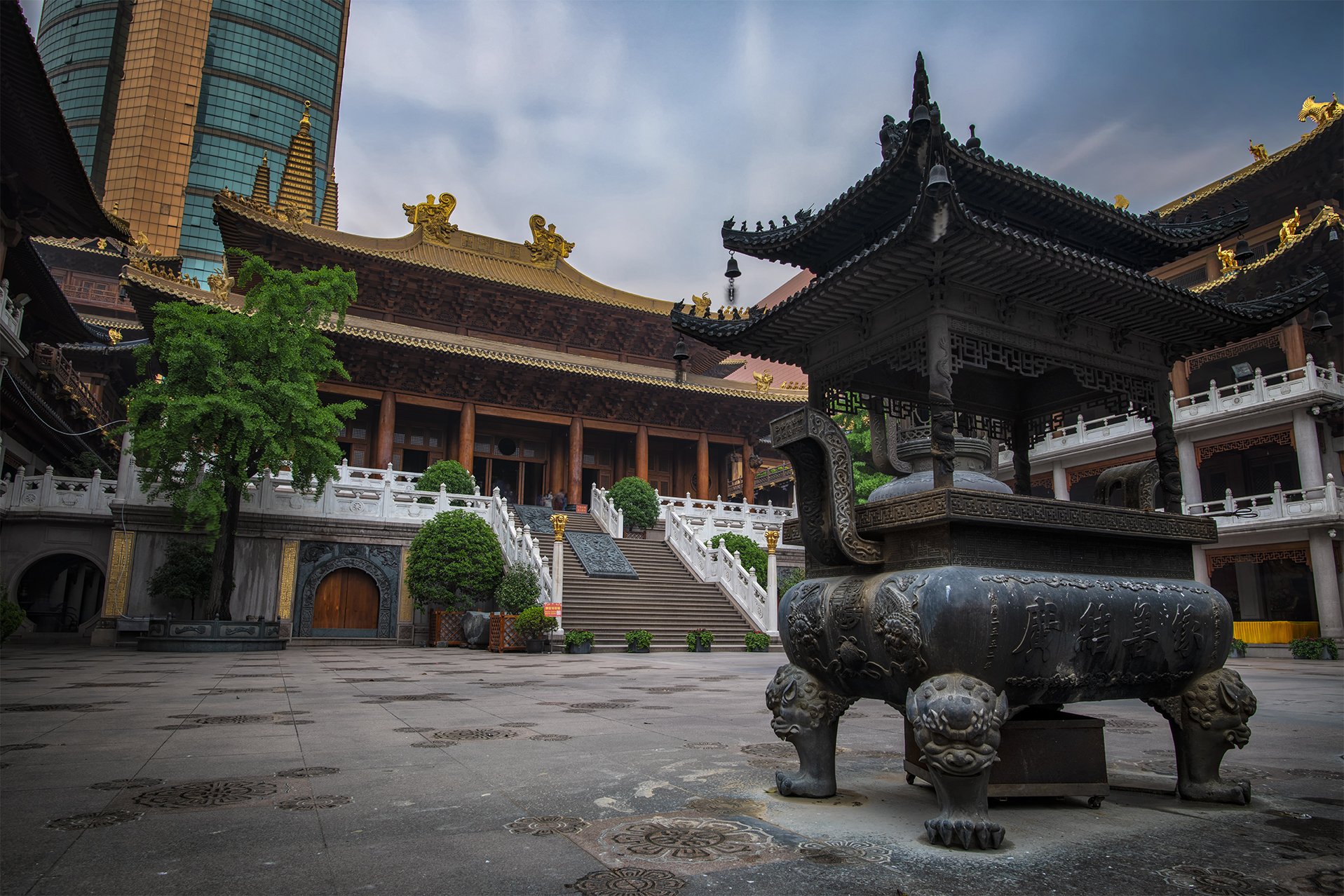 The beautiful courtyard of Jing'an Temple, Shanghai